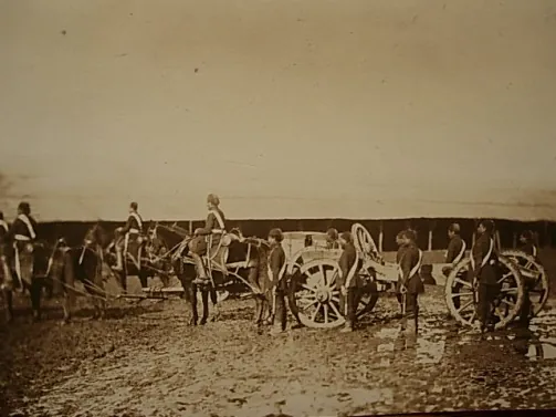 Fotografie din 1854: tunuri turcești cu atelaje de cai și servanți în jur