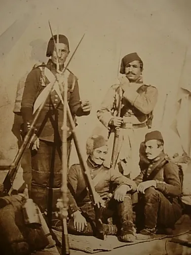 Fotografie din 1854: soldați turci pedeștri pozează în ținute militare de epocă
