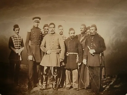 Fotografie din 1854: Ömer Pașa în uniformă, înconjurat de aghiotanții săi