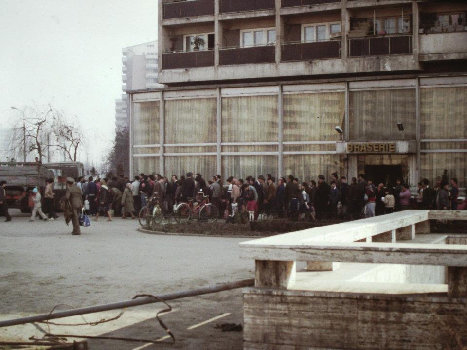 Coada la ulei în fața complexului Bucur Obor, București, 1 mai 1986