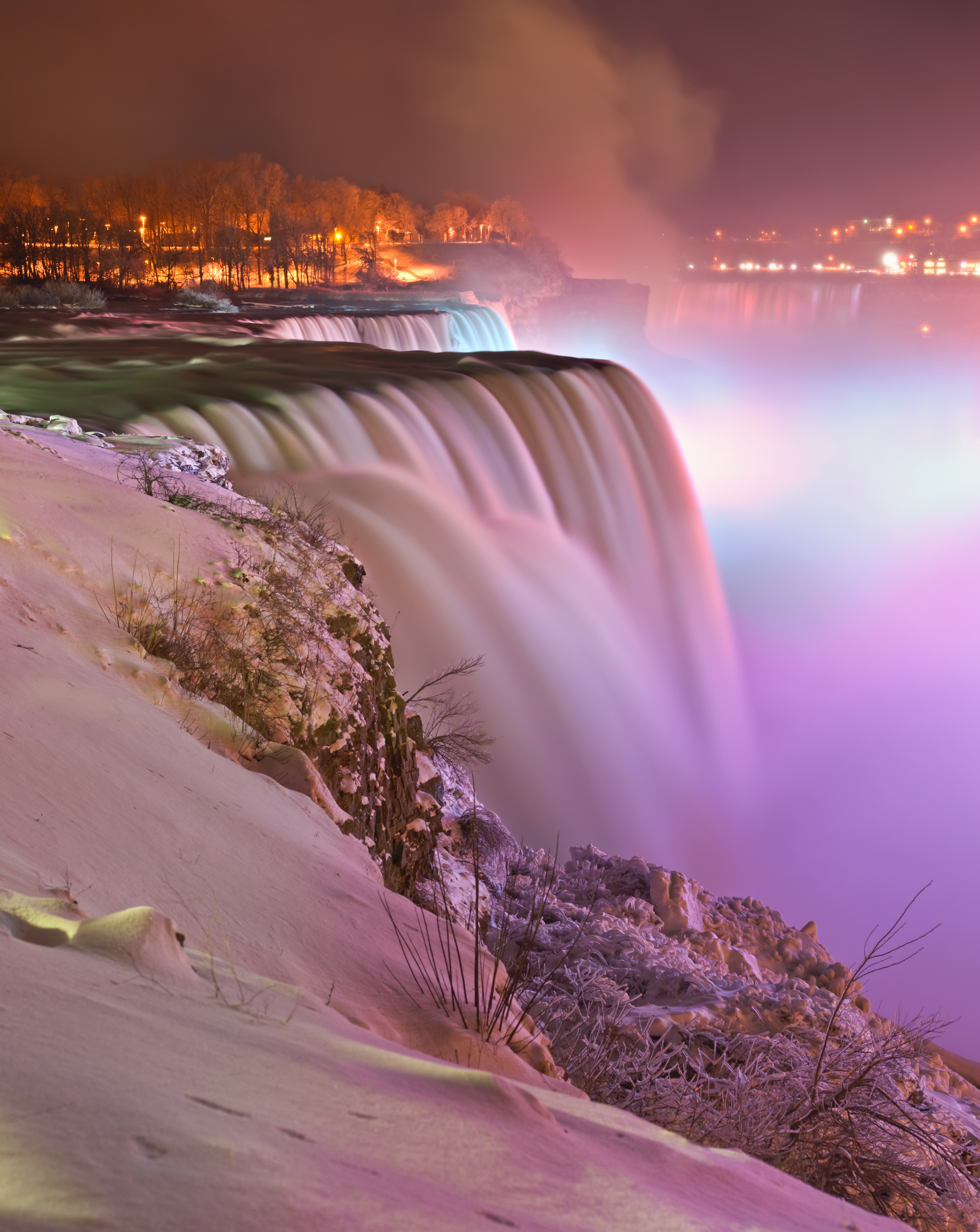 Niagara luminată noaptea iarna, de la Prospect Point, 2012