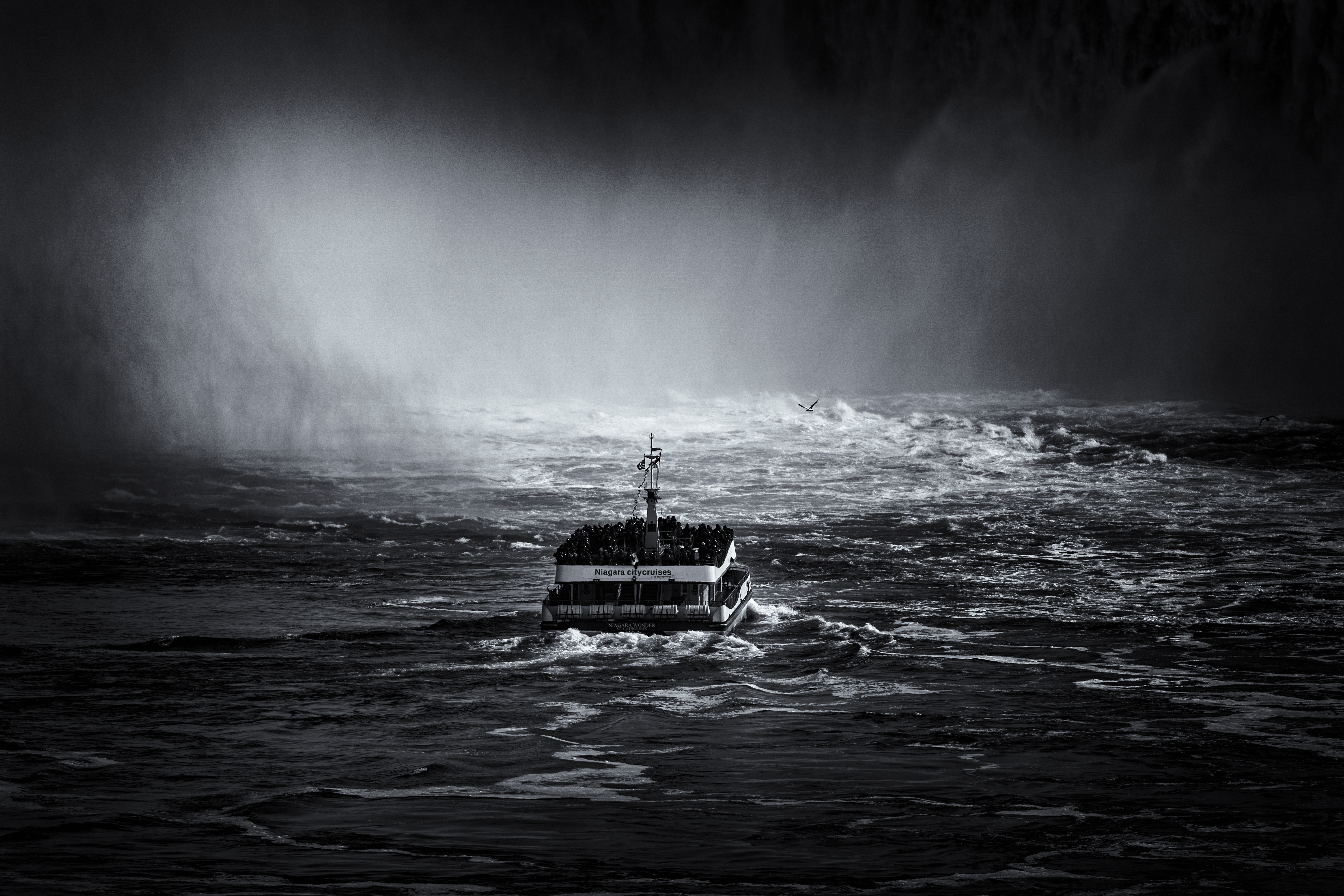 Catamaranul Hornblower apropiindu-se de Horseshoe, 2021