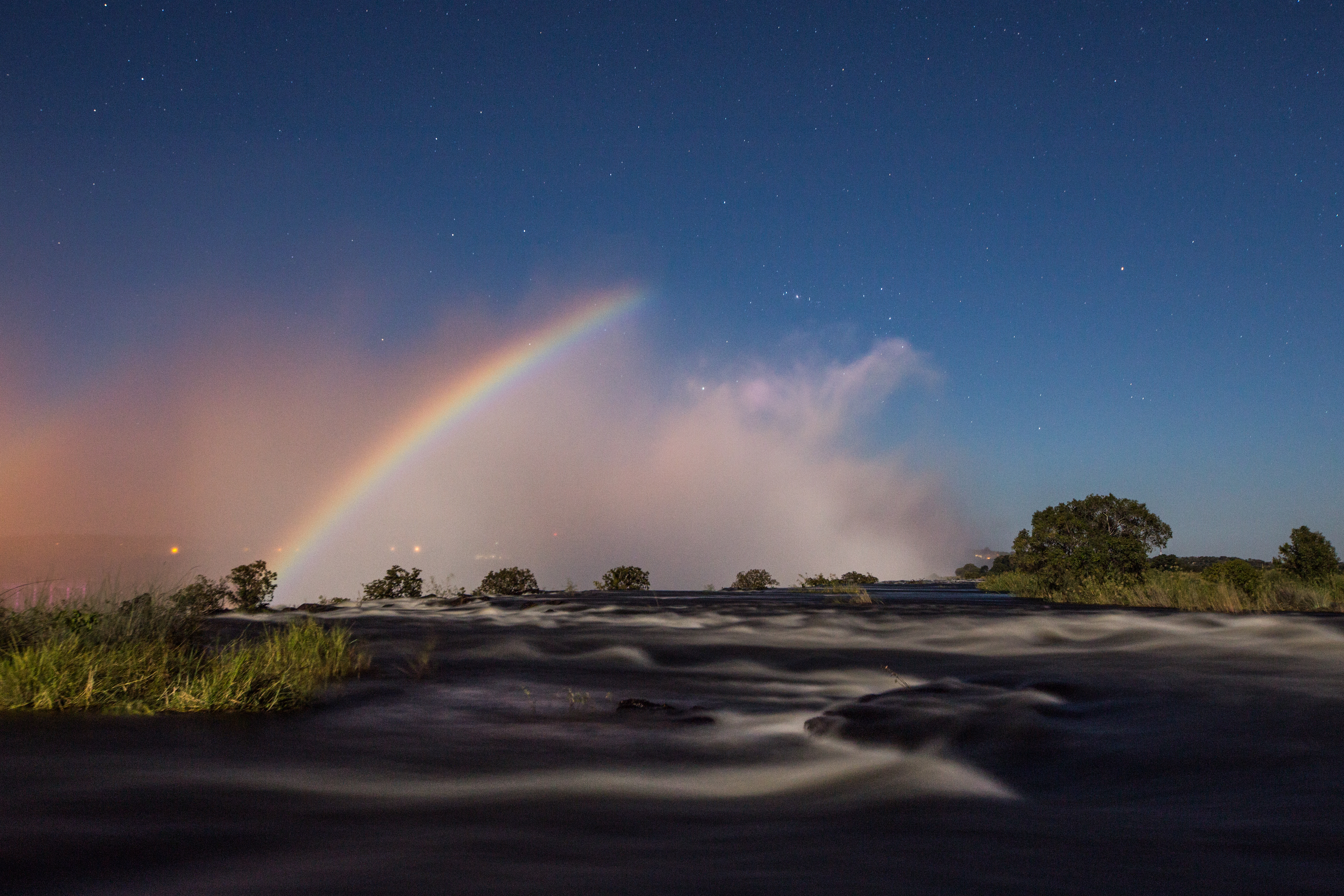 Curcubeu de lună peste Cascada Victoria, noaptea, 2014