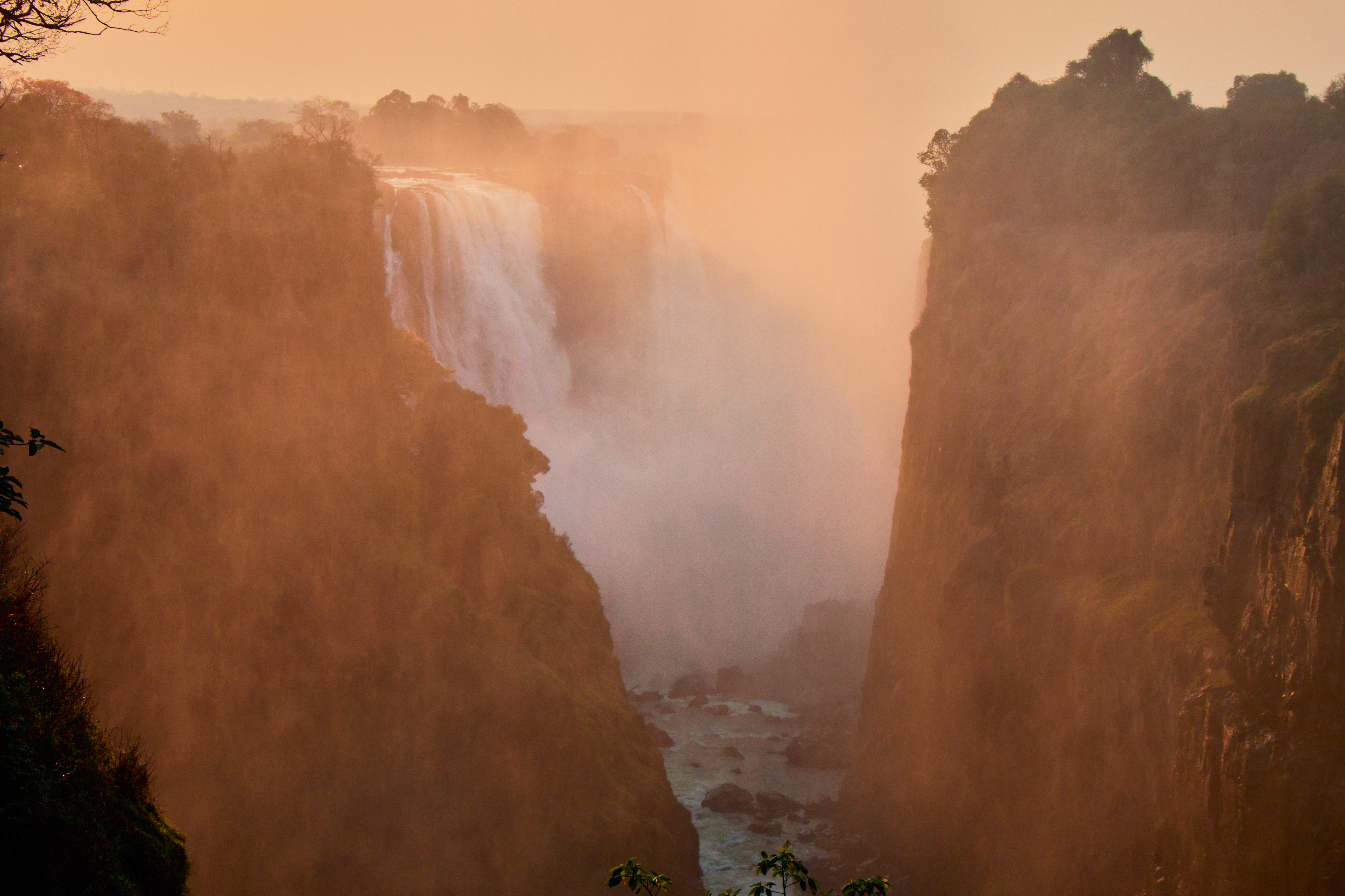 Cascada Victoria prăvălindu-se în Cheile Batoka