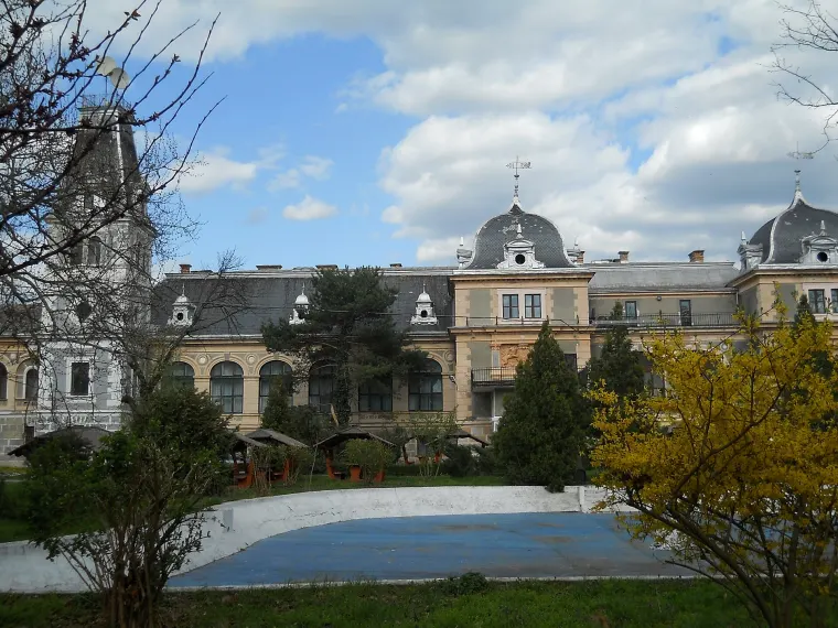 Castelul Cernovici, Macea