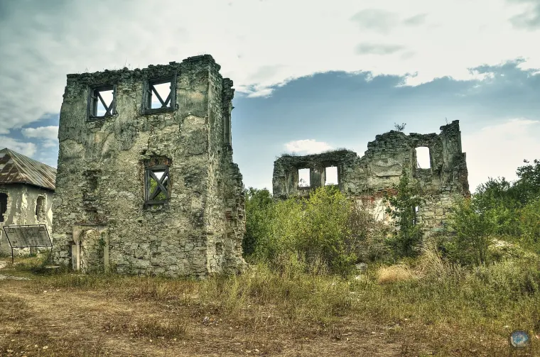 Castelul Kornis, Mănăstirea