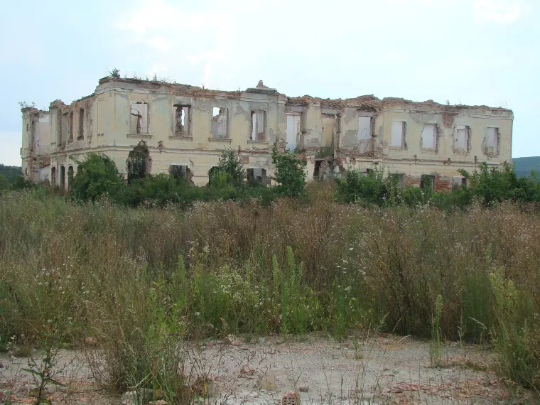 Castelul din Apalina, Apalina