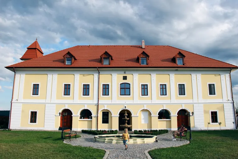 Castelul Haller, Ogra