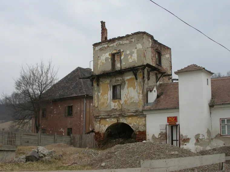 Castelul Brukenthal și trei corpuri de clădiri anexe: fostele grajduri, turn de poartă, clădire în continuarea turnului porții, Micăsasa