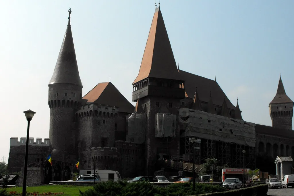Palatul mare dinspre oraș, cu acoperișurile înalte.
