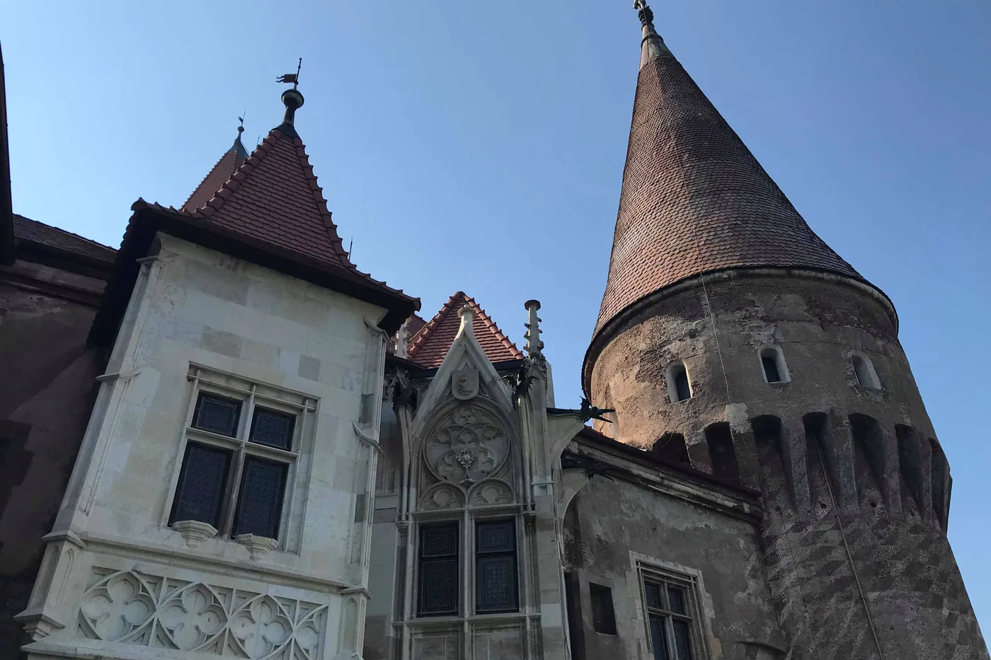 Acoperișurile înalte cu țiglă glazurată.