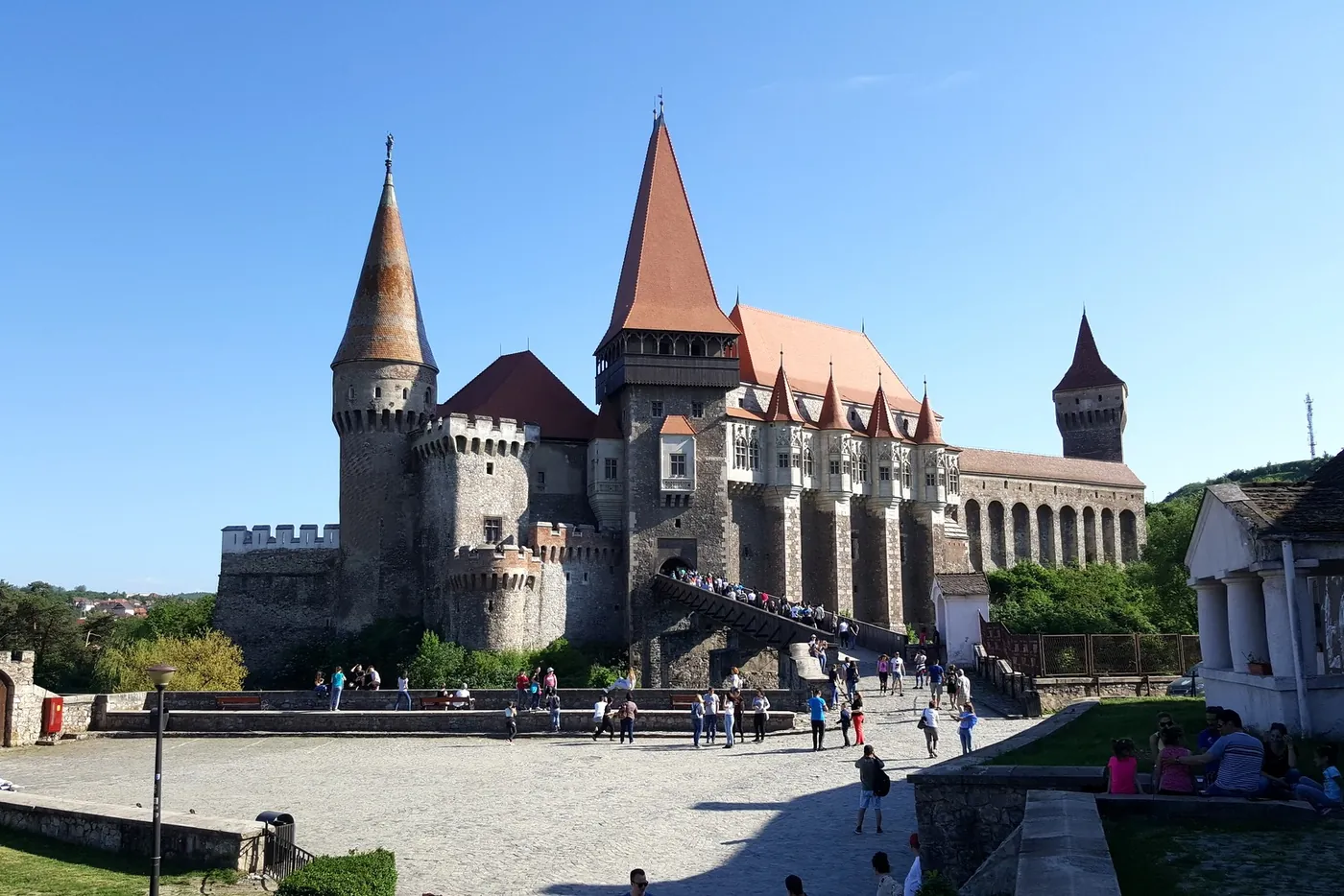 Castelul Corvinilor din Hunedoara, cu turnurile și acoperișurile înalte.