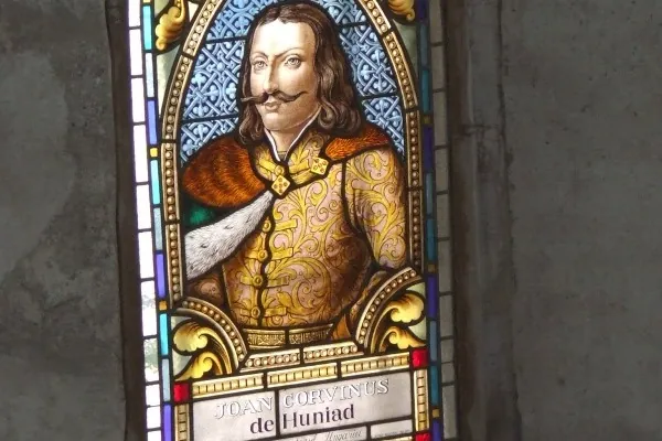 Vitraliu cu Ioan de Hunedoara, în castel.