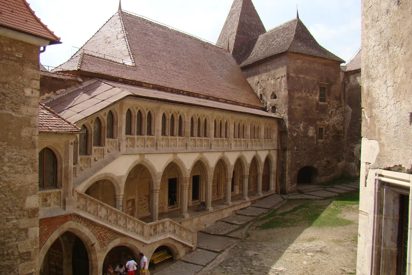 Loggia cu arcade din curtea interioară, aripa Matia.