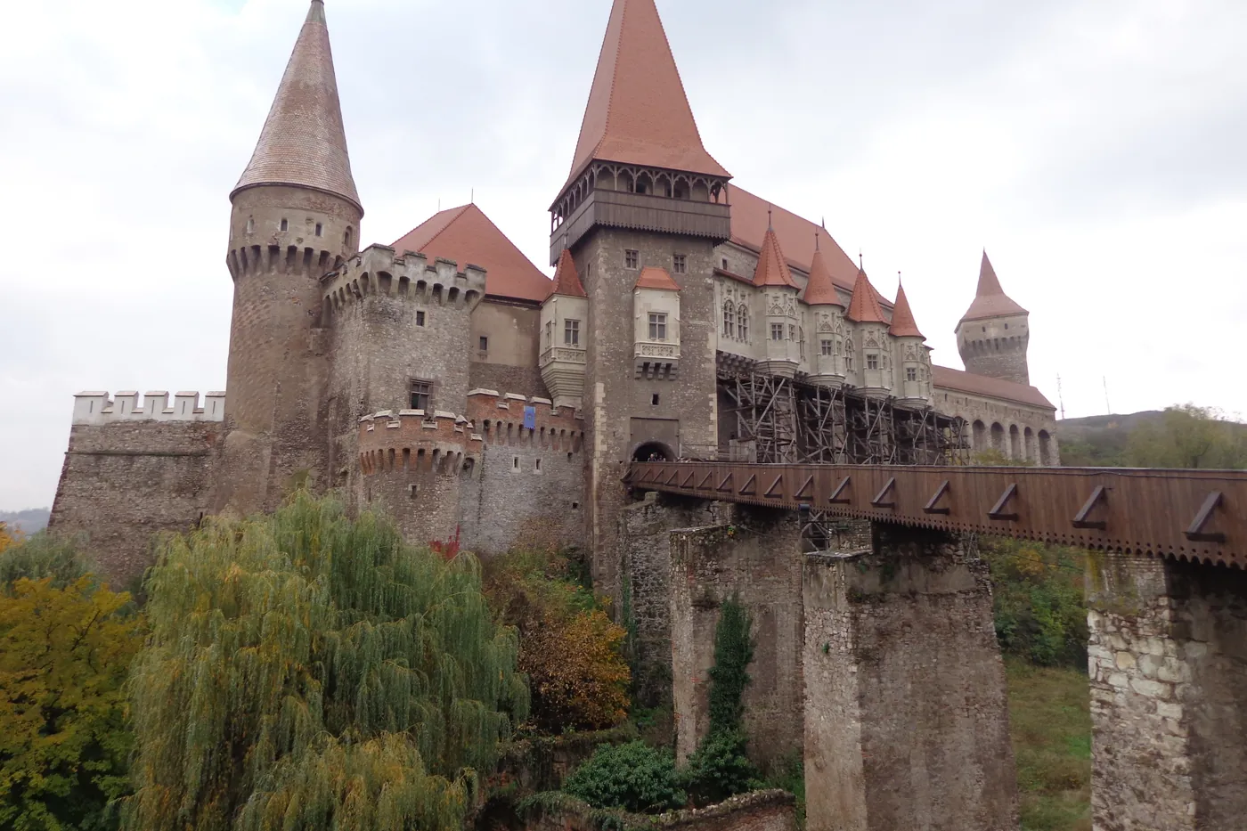 Castelul pe stâncă, deasupra văii.