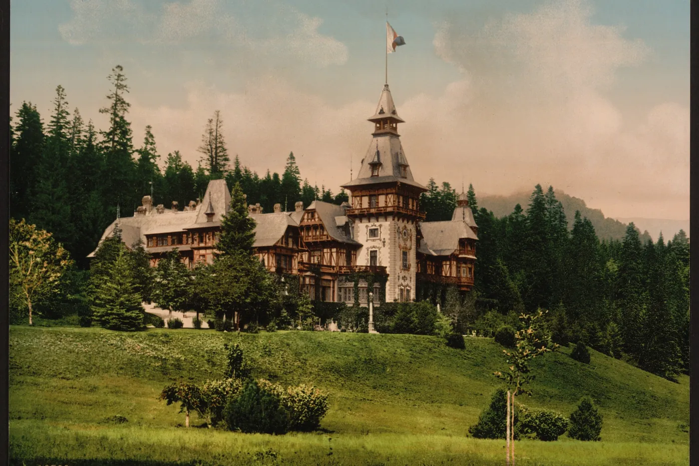 Castelul în fotocromie, 1890–1900: silueta de chalet, cu Tricolorul pe turn