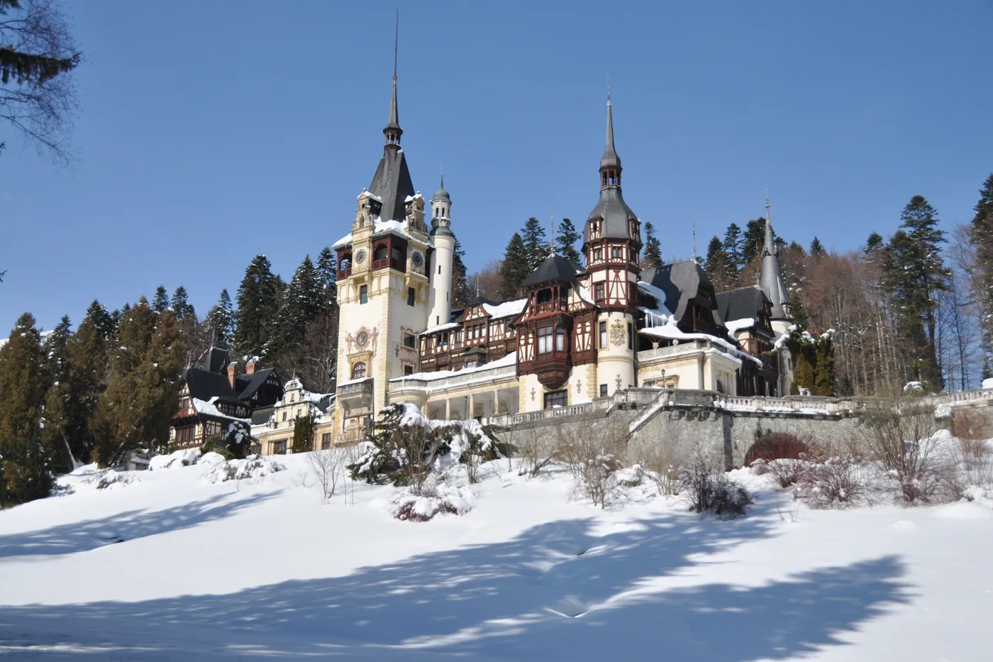 Castelul Peleș din Sinaia, cu turnul central și terasele.