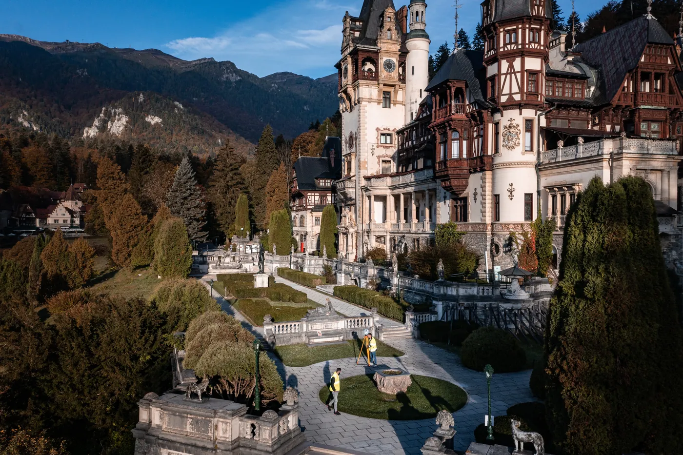 Domeniul de azi, văzut de sus: castel, terase și vale