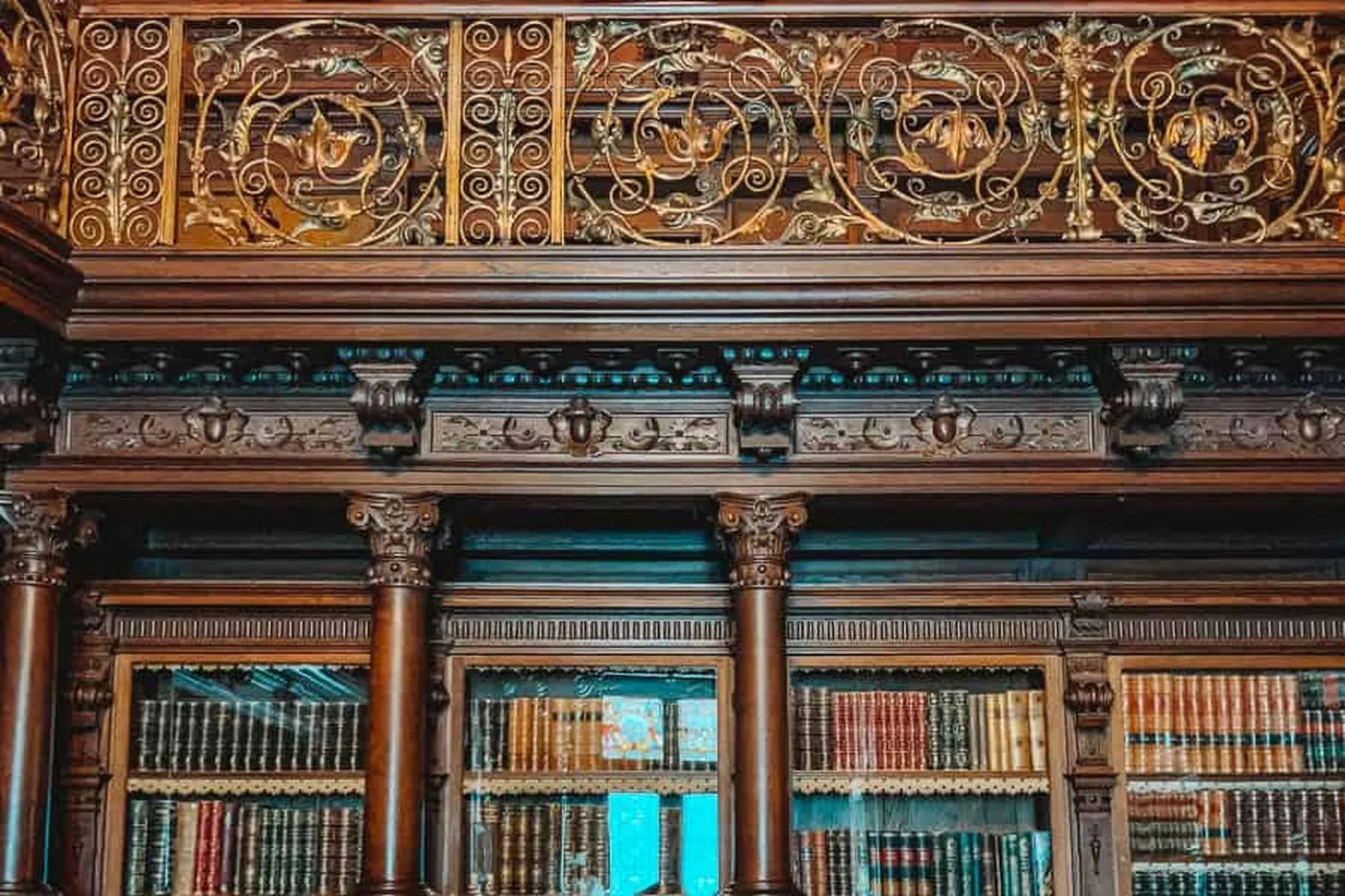 Biblioteca regelui, azi: nuc sculptat și fier forjat