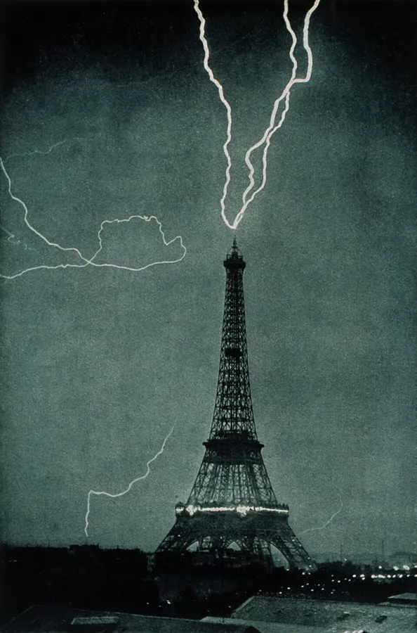 Fulger care lovește Turnul Eiffel, într-o fotografie din 1902