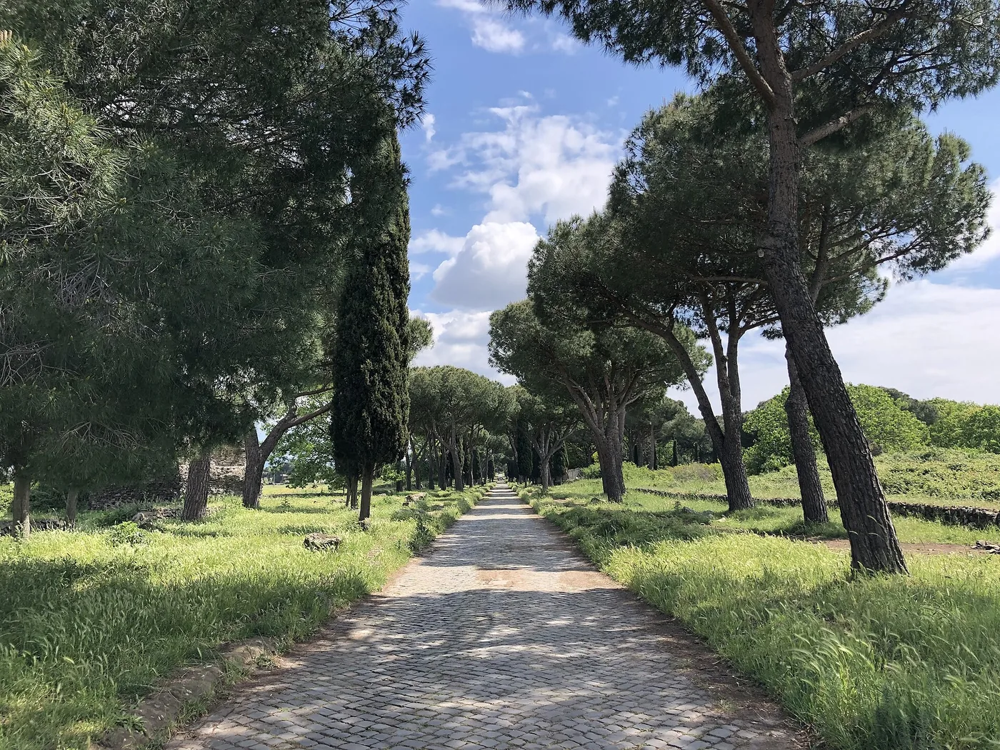 Pietrele de bazalt ale drumului Via Appia, cioplite de două mii de ani de pași
