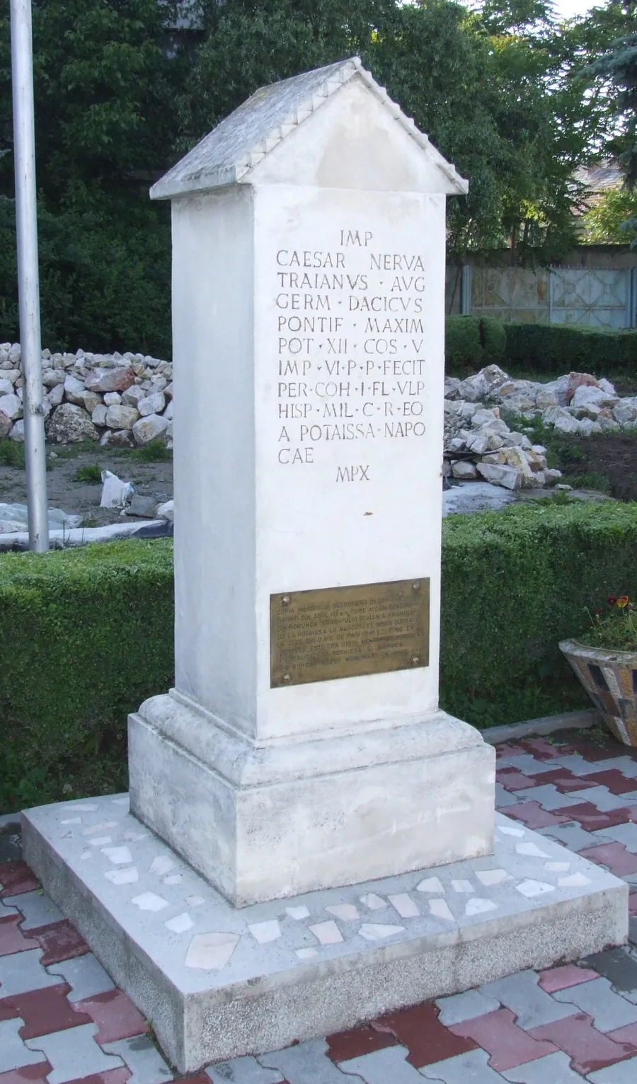 Copia miliarului de la Aiton, așezată la Turda în 1993