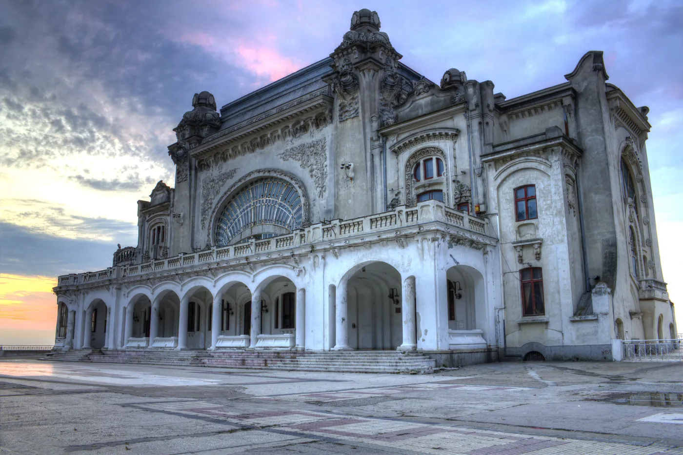 Cazinoul la răsărit, în 2011, cu tencuiala căzută