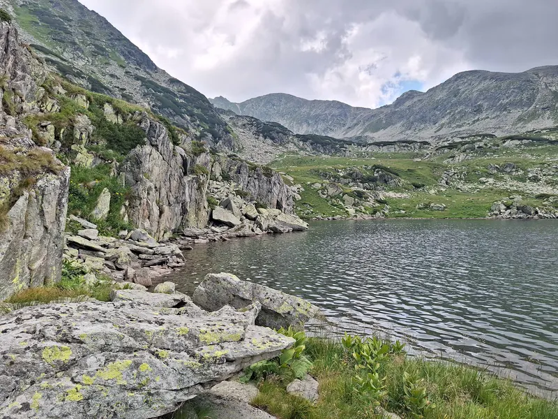 Lacul Bucura, în căldarea glaciară din Munții Retezat.