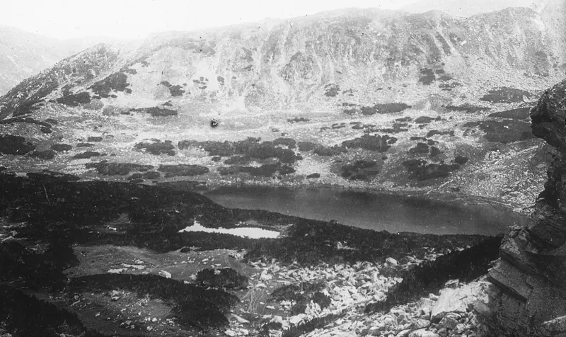 Lacul Gâlcescu într-o fotografie alb-negru de la începutul secolului XX.