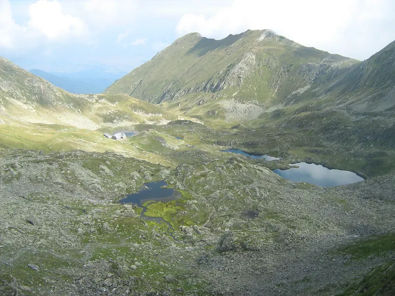 Căldarea glaciară Podragu, în Munții Făgăraș.