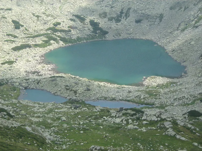 Lacul Roșiile și tăuri mai mici, în Munții Parâng.