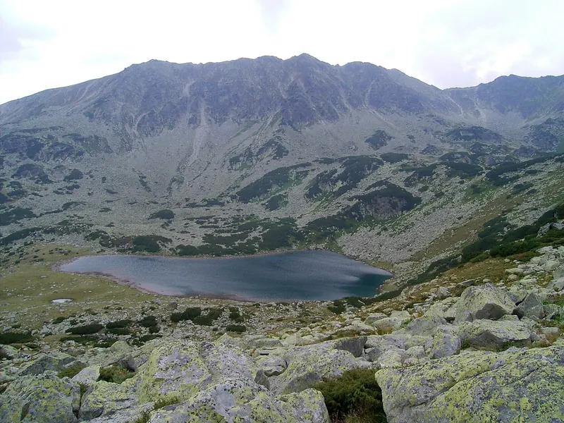 Tăul Slăveiu, un lac glaciar din Munții Retezat.