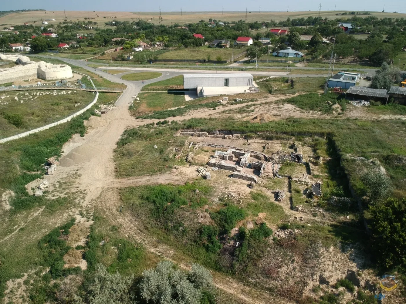 Capidava, on the right bank of the Danube: the excavation in the foreground, the rebuilt fortress walls to the left, today’s village behind. The list dates the fort in two stages, the second to seventh centuries and the eighth to eleventh.