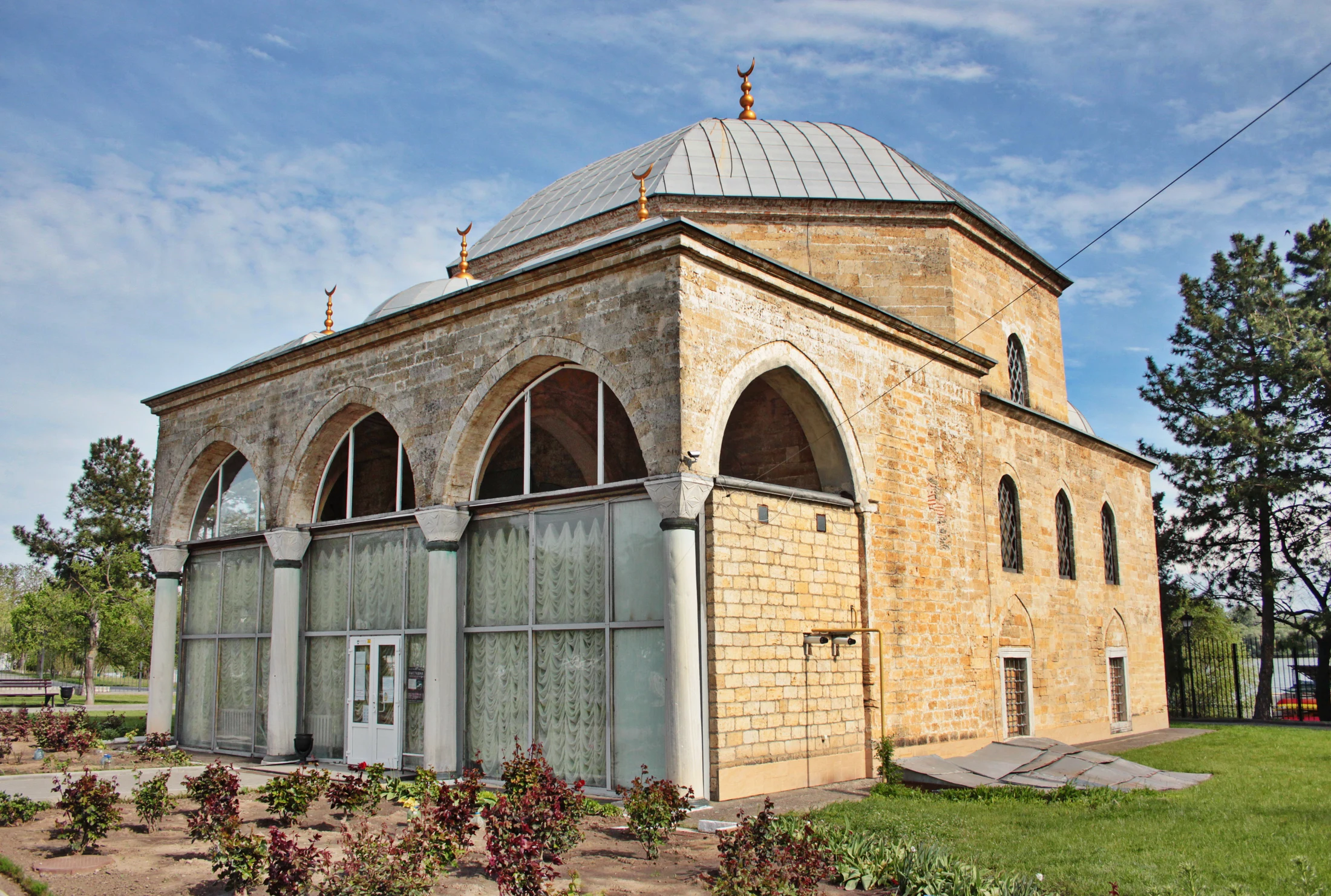 Moscheea păstrată la Ismail, fotografiată din exterior în 2021.