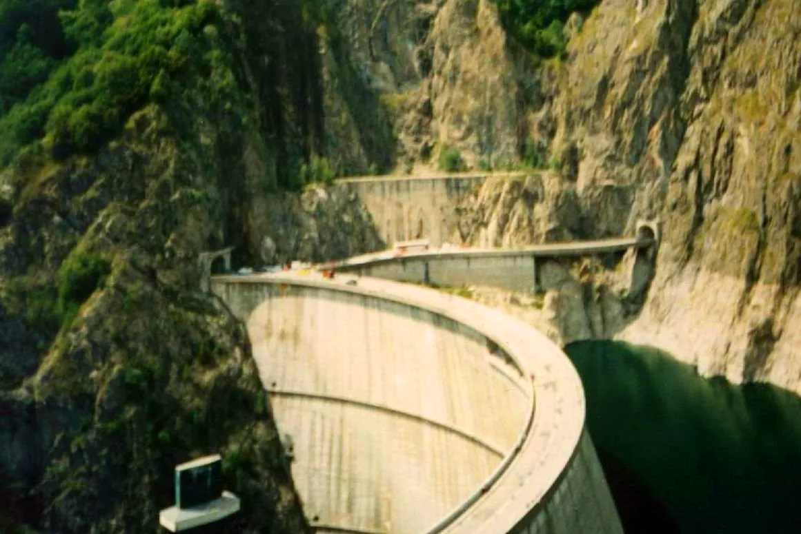 Vidraru dam in the gorge, with the road on its crest.