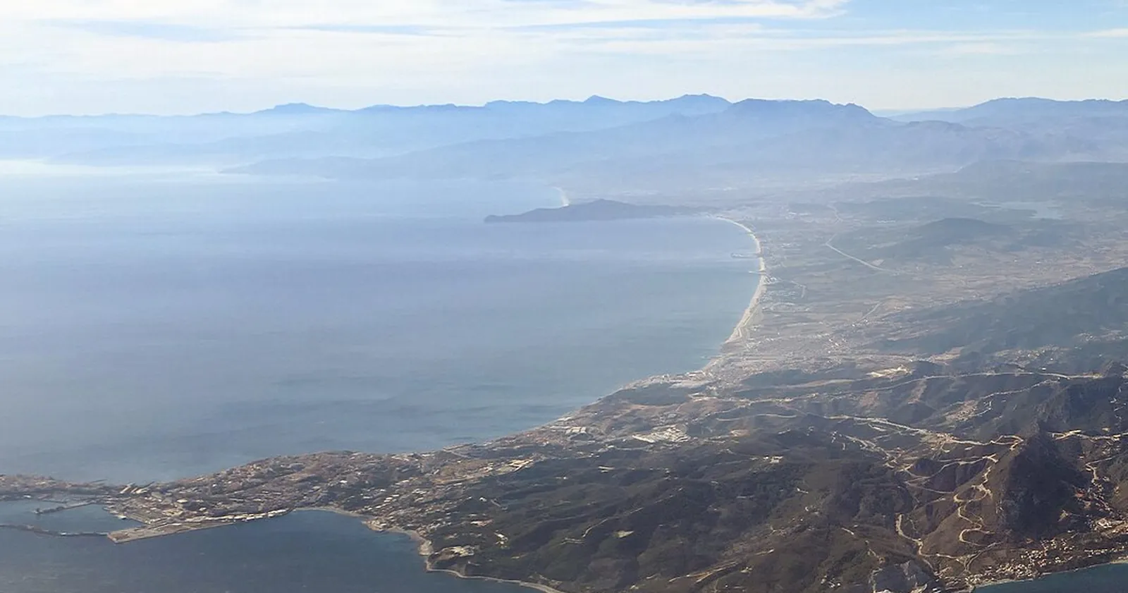 Peninsula Ceuta văzută din avion, cu portul în stânga, granița cu Marocul și, în spate, coasta marocană până la munții Rif.