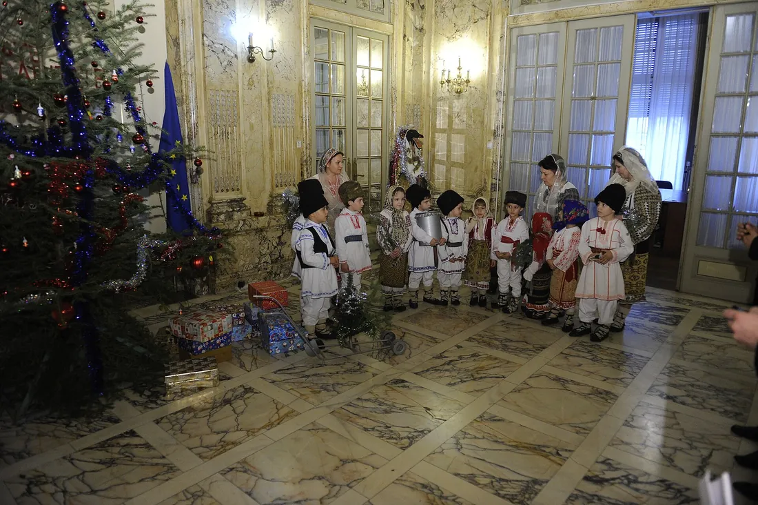 Colindători în București, decembrie 2013: obiceiul trăiește.