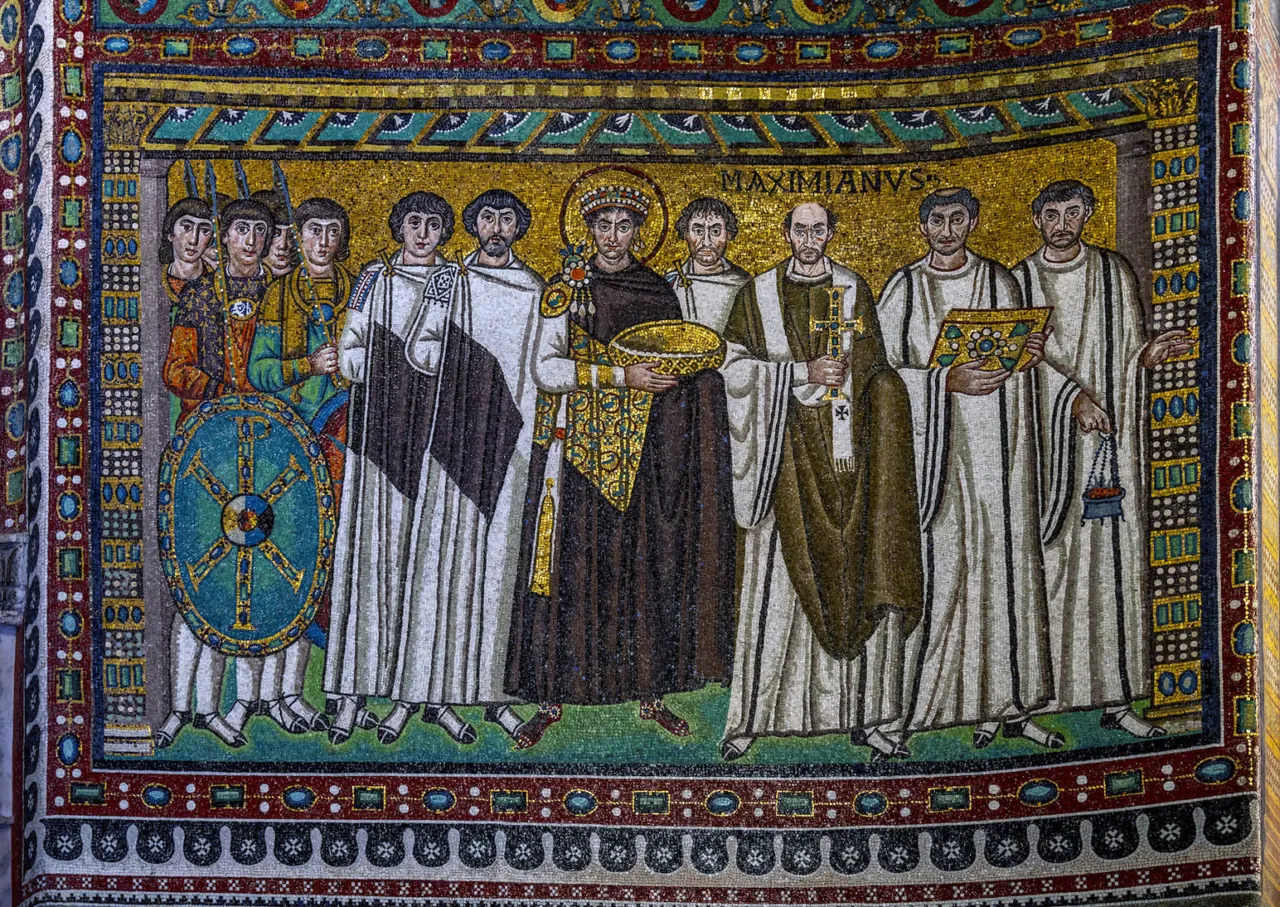 Un mozaic pe fond de aur cu împăratul Iustinian într-o mantie purpurie, cu aureolă, printre clerici, demnitari și soldați.