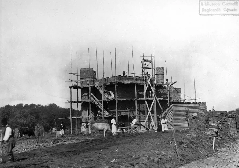 Castelul de apă în construcție, zidărie de piatră cu schele