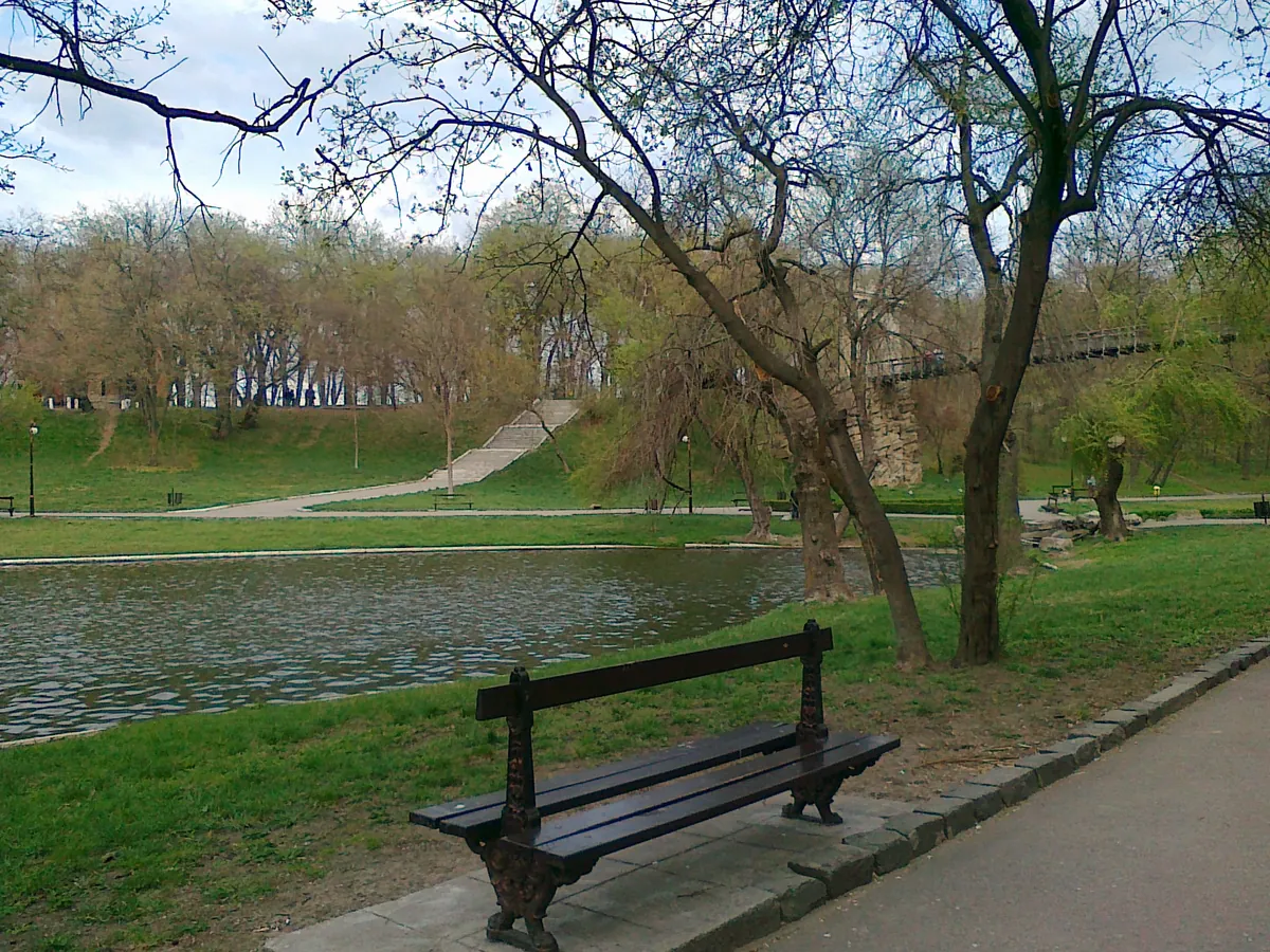 Podul suspendat azi, peste lac, primăvara