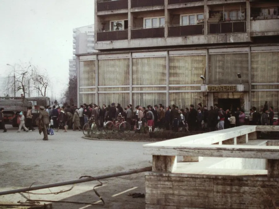 Coadă la ulei la Bucur Obor, București, 1986. În anii în care alimentele de bază se găseau greu, un cartuș de Kent sau o cutie de cafea Amigo deschideau uși.