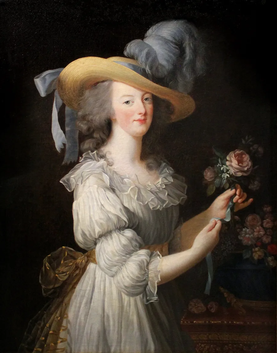 Simplitatea. Maria Antoaneta într-o rochie albă de muselină, pictată de Élisabeth Vigée Le Brun în 1783. Portretul a fost scos din Salonul de la Paris: o regină îmbrăcată în ceva ce semăna cu o cămașă de noapte li s-a părut multora indecentă.