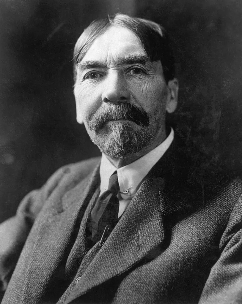 Thorstein Veblen (1857–1929), autorul cărții Teoria clasei de huzur (1899).