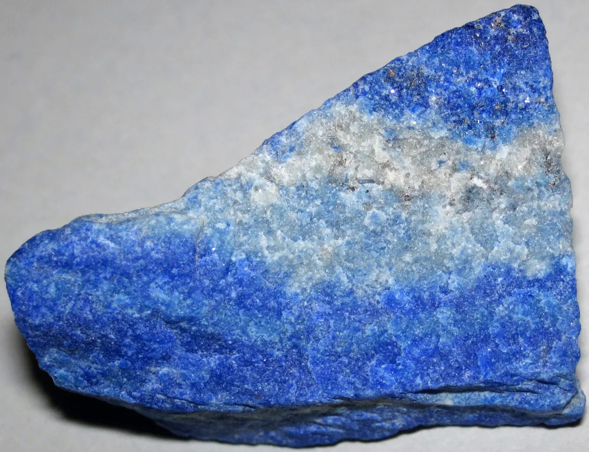 Lapis lazuli brut din districtul minier Sar-e-Sang, Afganistan.