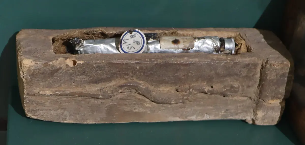 Un tub de maro de mumie păstrat într-un mic sicriu, la muzeul din Bolton.