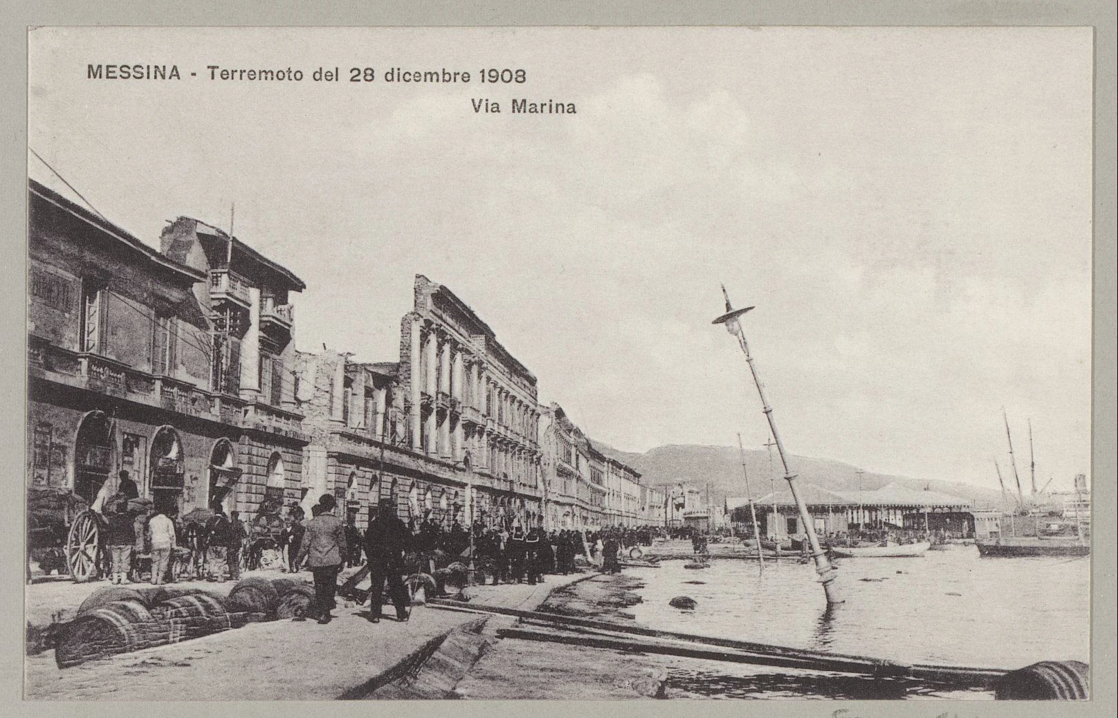 Period postcard: ruins on Via Marina, Messina's quay, after the 1908 earthquake.