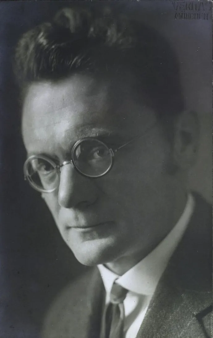 Portret alb-negru al lui Karl von Frisch, cu ochelari rotunzi.