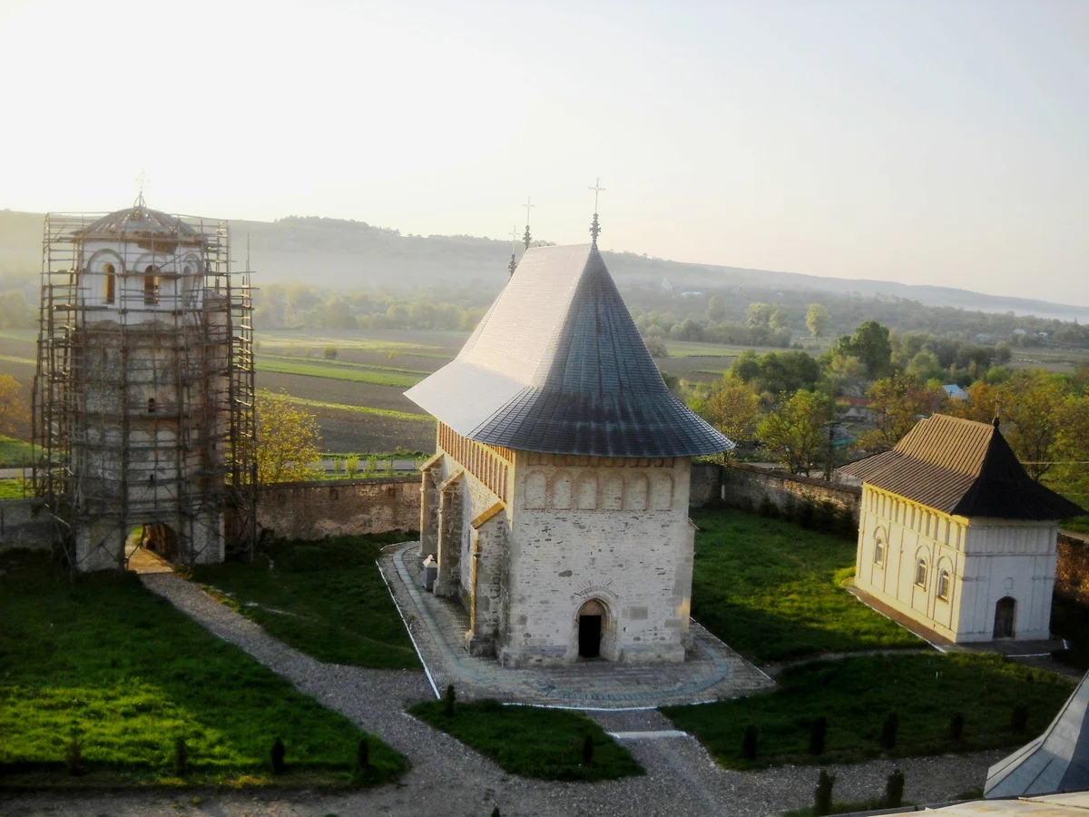 The ensemble in May 2012, with scaffolding around the tower. The main church was built in 1503–1504; the chapel on the right was rebuilt after its collapse in 1986. Photograph: Mihaitudorsky, CC BY-SA 3.0 ro, Wikimedia Commons.