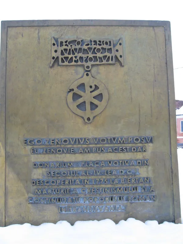 Placă comemorativă a descoperirii donariului, în centrul Biertanului