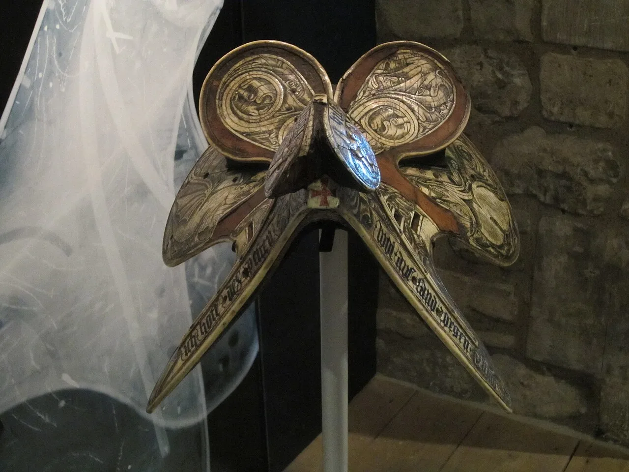 Șa ornamentală veche, cu însemnele Ordinului Dragonului, într-o vitrină de muzeu